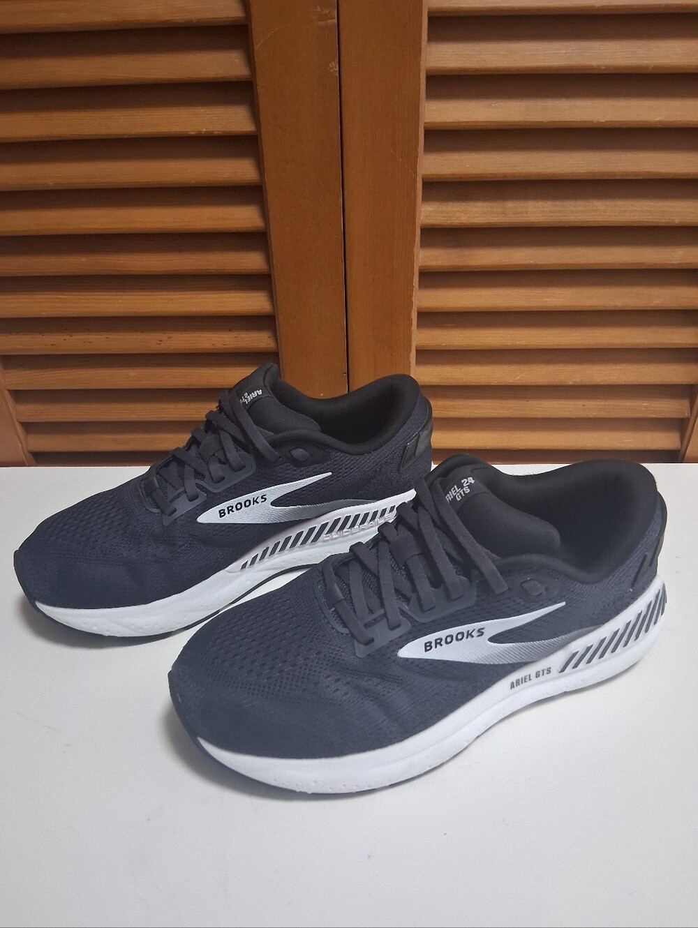 Brooks Ariel GTS 24 Black / White Women's Running Shoe * Size: 8D Wide